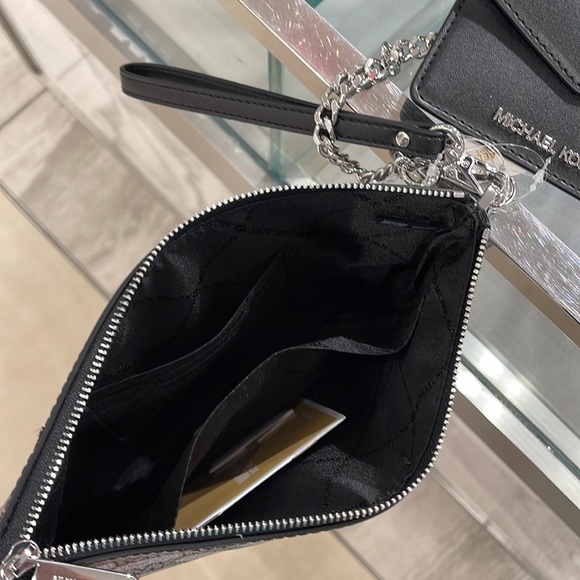 MICHAEL KORS JET SET ITEM LG 2 in 1 CARD CASE & WRISTLET
Black 
NWT - Picture 7 of 16
